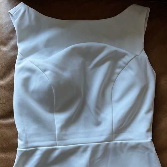 Simple white wedding dress with bateau neckline - Picture 6 of 10